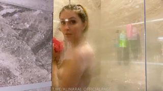 И душ приняла, и спермой пасынка поужинала - везде мачеха успела!